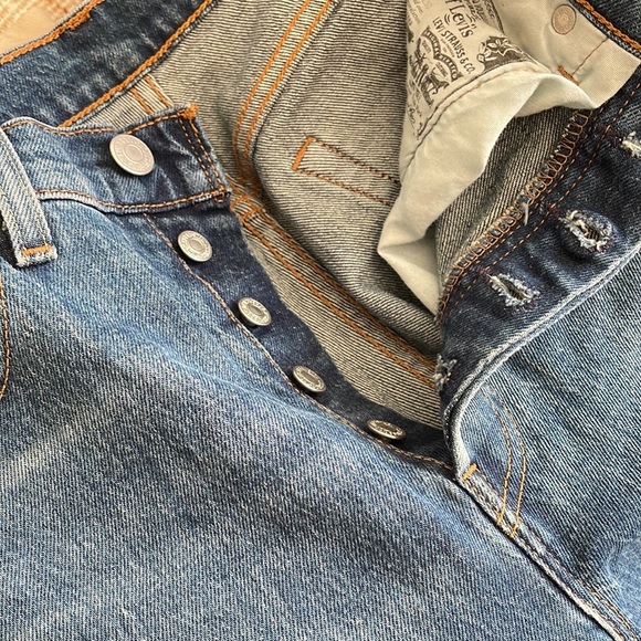 Levi’s 501, 5 button fly, 27” waist 28” leg, high waist, ankle length, EUC. - Picture 4 of 7